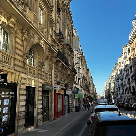 Love Wins Montmartre Paris Bagian luar foto